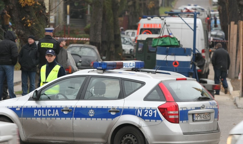 Gdynia. Flesz z przeszłości. 22.11.2012. Broń i materiały wybuchowe w kamienicy w Orłowie. Akcja pirotechników przy ul. Kasztanowej