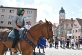 Korowód rycerzy i dam dworu okrążył stare miasto w Kożuchowie. To Dni Ziemi Kożuchowskiej i Turniej Rycerski | FOTO, WIDEO 