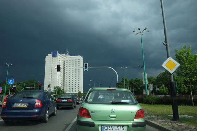 Według IMGW wyładowania atmosferyczne oraz ulewy w Poznaniu i okolicach mogą pojawiać się aż do godziny 23:00.