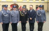 KMP Legnica. Policjanci uratowali mężczyznę z płonącego budynku