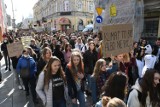 Młodzieżowy Protest Klimatyczny w Kielcach. Kilkaset młodych osób na "Sienkiewce" i... wsparcie znanego prawnika (WIDEO, ZDJĘCIA)