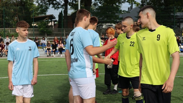 Turniej Piłki Nożnej i Piłki Siatkowej w jędrzejowskim "Grocie". Sportowe wydarzenie w ramach akcji "Polska Piłka dla Ukrainy".