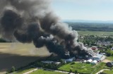 Pożar hali pod Nysą. Pali się hala produkcyjna firmy meblarskiej w Niwnicy pod Nysą, dym widać z 20 kilometrów