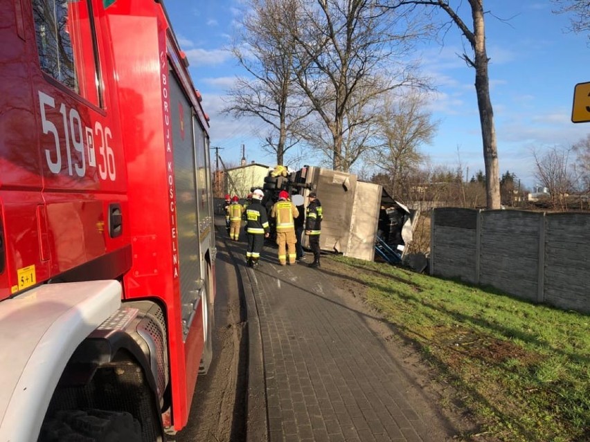 Boruja Kościelna: Samochód wpadł na chodnik i przewrócił się na bok