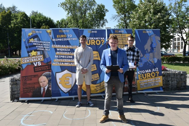 Młodzi propagują wprowadzenie waluty Euro jako obowiązującej w Polsce.