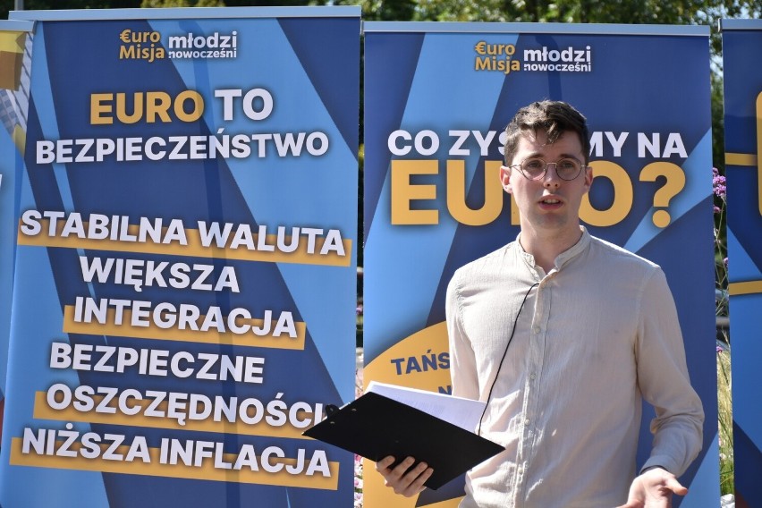 Młodzi propagują wprowadzenie waluty Euro jako obowiązującej...