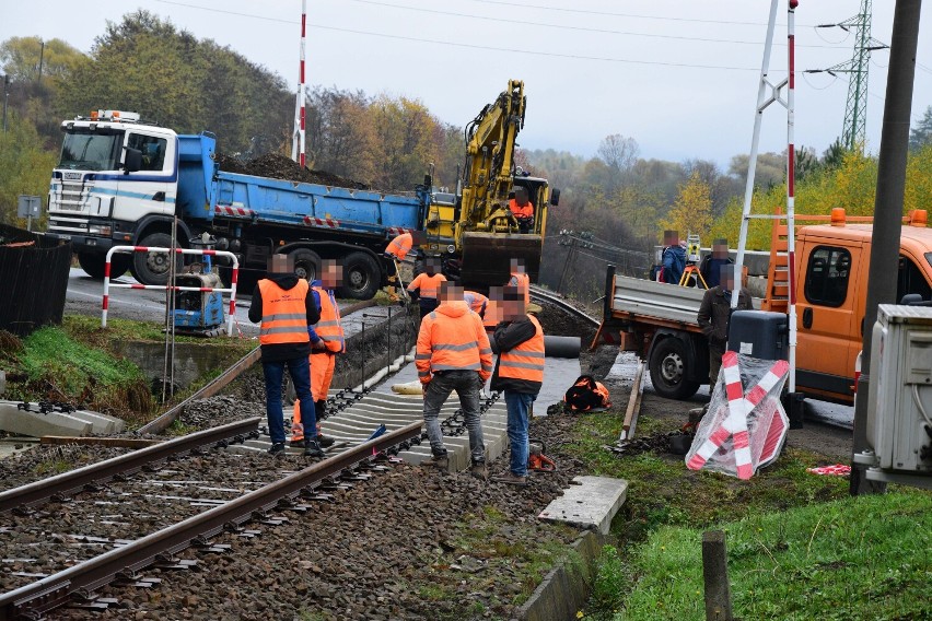 Utrudnienia w ruchu drogowym na terenie gminy Sanok. Trwa remont przejazdu kolejowego w Pisarowcach [ZDJĘCIA]