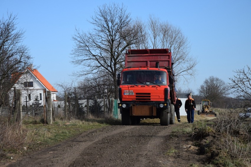 Ruszyło wiosenne równanie dróg gruntowych w gminie Ostrów Wielkopolski