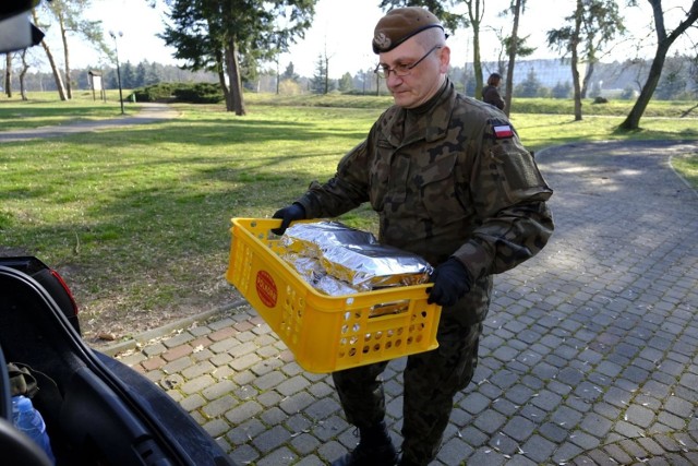 Zdjęcie ilustracyjne. W Toruniu ciepłe posiłki seniorom dostarczali m.in. żołnierze Wojsk Obrony Terytorialnej