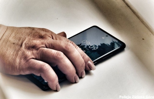 65-latka zabrała telefon z kasy samoobsługowej. Chwilę wcześniej zostawiła go tam inna kobieta