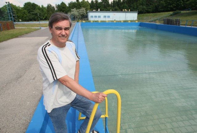 Andrzej Nańczyk, kierownik jedynego odkrytego basenu w Kielcach przy ulicy Szczecińskiej informuje, że rozpoczęto się napełnianie niecki woda i potrwa 5 dni.