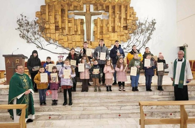 Zbiorowe zdjęcia laureatów konkursu na prezbiterium starachowickiego kościoła