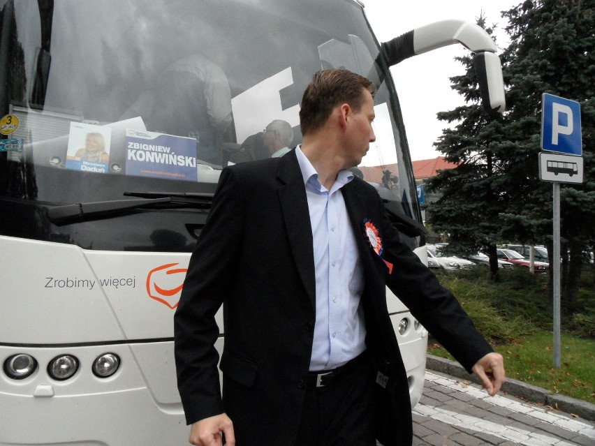 Autobus premiera stanął pod słupskim Ratuszem