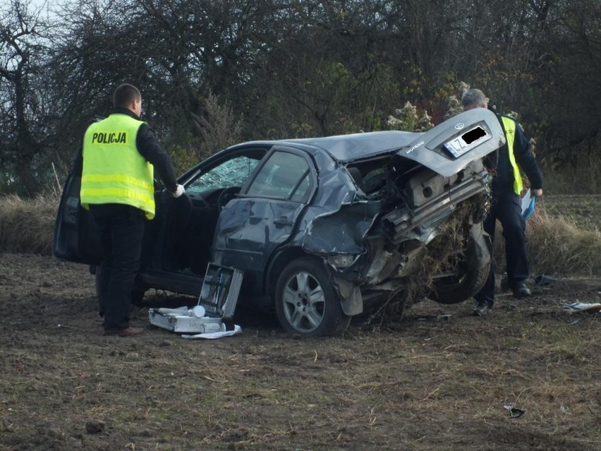 Świdniki: Dachowanie mondeo. Dwóch mężczyzn trafiło do...