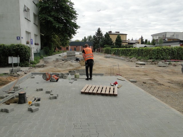 Większość prac na ulicy Cichej nie jest już zrobiona, trwa tu układanie chodnika.