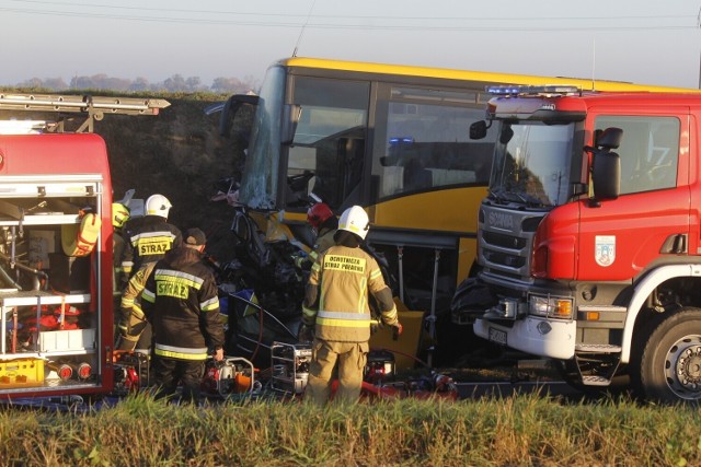 Jedna osoba zginęła, a sześć zostało rannych w wyniku tragicznego wypadku, do którego doszło w poniedziałek rano koło Środy Wielkopolskiej. Na DW 432 zderzyły się ze sobą autobus i samochód osobowy.

Czytaj dalej i zobacz zdjęcia --->