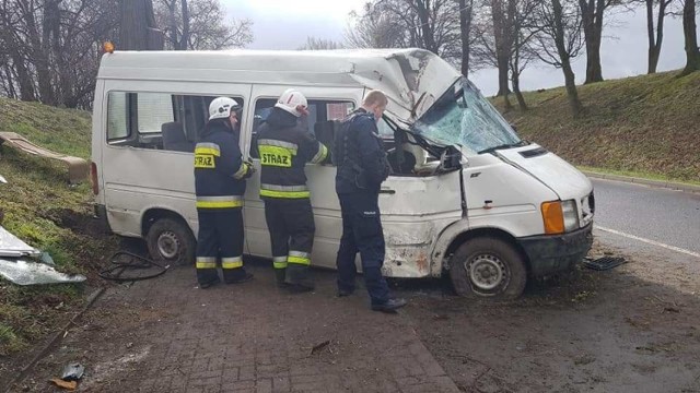 Do wypadku doszło w piątek 15 marca na ul. Kosieczyńskiej w Zbąszynku. Bus przewożący niepełnosprawne dzieci uderzył w drzewo. Cztery osoby zostały ranne. Jedno z dzieci ma poważne obrażenia - doznało urazu głowy.

Do wypadku doszło po godz. 8.00. Z niewyjaśnionych jeszcze przyczyn bus prowadzony przez 60-latkę wypadł z drogi. Samochód bokiem uderzył w drzewo.

Na miejsce wypadku natychmiast przyjechały służby ratunkowe. – Jedną z rannych osób z miejsca wypadku do szpitala zabrał śmigłowiec lotniczego pogotowia ratunkowego – mówi sierż. szt. Marcin Ruciński, rzecznik świebodzińskiej policji. Ta osoba została najpoważniej ranna. Doznała poważnego urazu głowy.

Pozostali ranni zostali przetransportowani do szpitala karetką pogotowia ratunkowego. 

WIDEO: Na S3 kierowca ciężarówki miał 2,3 promila alkoholu. Zatrzymali go policjanci
