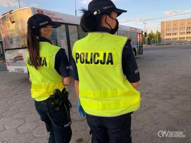 Ostrowscy policjanci kontrolują kierowców autobusów