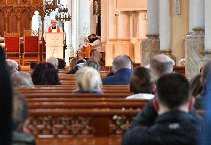 Droga Krzyżowa w parafii pod wezwaniem Opieki Najświętszej Maryi Panny, czyli w radomskiej katedrze