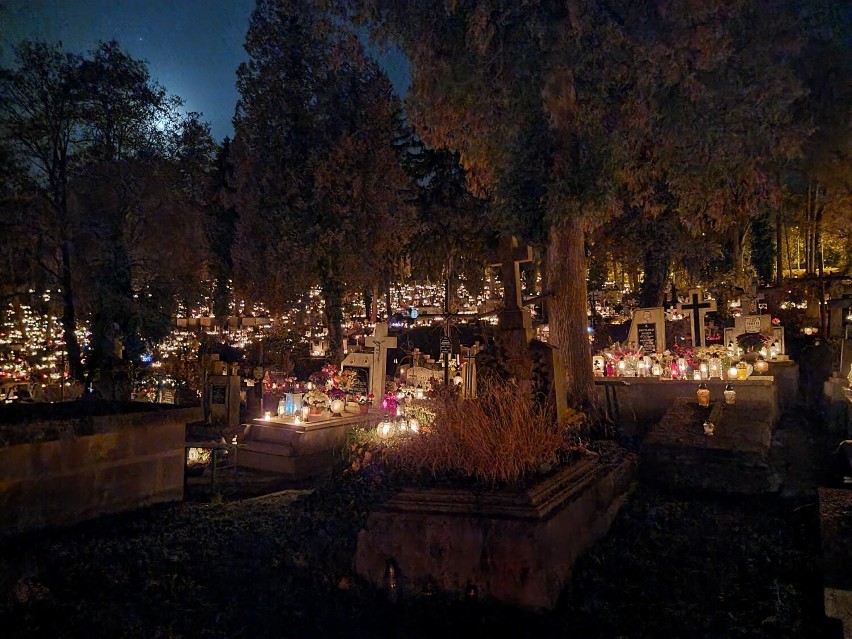 Setki, tysiące zniczy na Cmentarzu Głównym w Przemyślu. Zdjęcia wieczorową porą