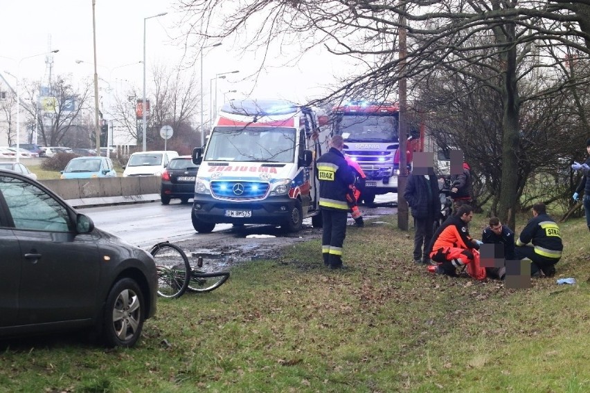 Na ul. Karkonoskiej zderzyły się dwa samochody, jeden z nich uderzył w rowerzystę! [ZDJĘCIA]