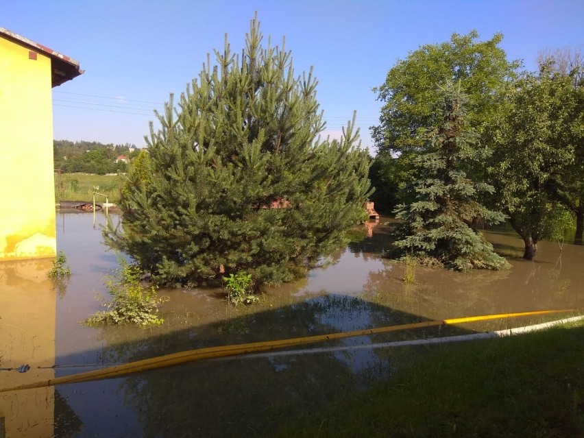 Dom na ulicy Skalnej w Rybniku pod wodą. Strażacy ewakuowali kobietę, która trafiła do szpitala.