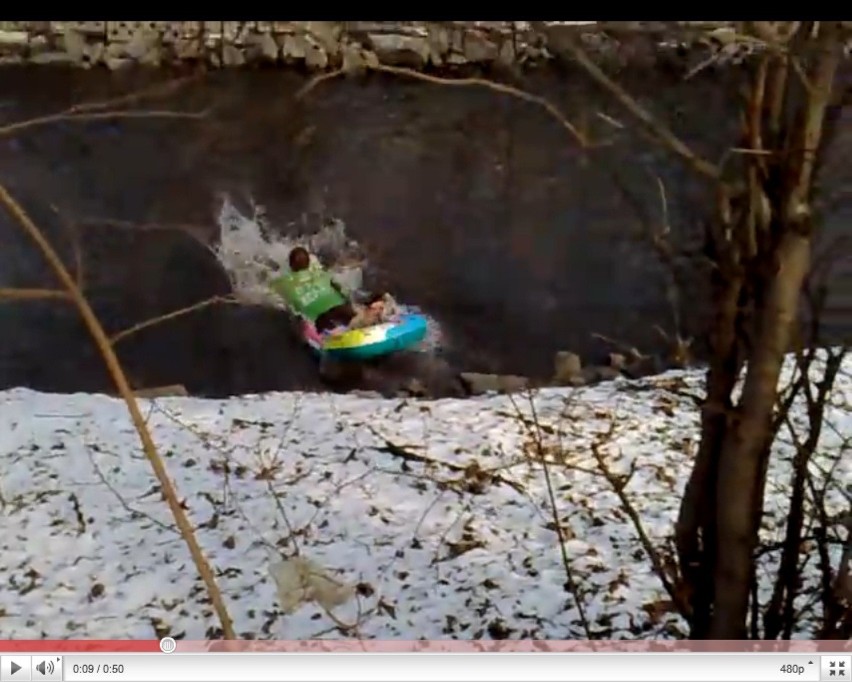 Student Politechniki w Gliwicach postanowił przepłynąć pontonem Kłodnicę. W środku zimy! [WIDEO]