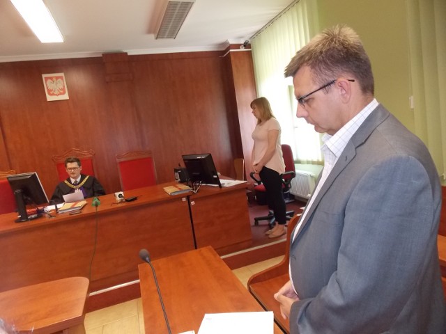 Radny PO Robert Surowiec podczas wysłuchiwania wyroku.