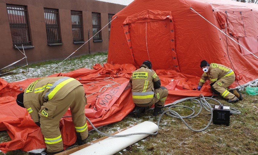Strażacy podczas stawiania namiotu przy szpitalu w Tychach