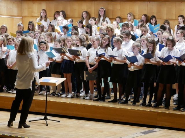 Ponad setka młodych śpiewaków na jednej scenie. W opolskiej szkole muzycznej zorganizowano koncert "Opole śpiewa dla Ukrainy".
