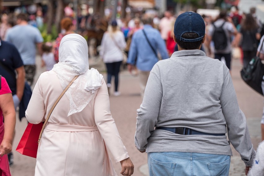 Zakopane. To nie żarty! Arabowie rozdają pieniądze dzieciom na Krupówkach [14.08.19]