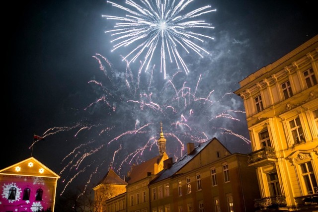 Od 28 grudnia 2020 roku do 17 stycznia 2021 roku obowiązują nowe obostrzenia związane z koronawirusem. Czy dotyczą one sylwestra i Nowego Roku? Jakie zakazy będą obowiązywały w sylwestra 2020/2021? Co możemy, a czego nie wolno nam robić podczas 31 grudnia 2020 roku i 1 stycznia 2021 roku?

Szczegółową listę nakazów i zakazów, obowiązujących również w sylwestra, przedstawiamy na kolejnych slajdach >>>>