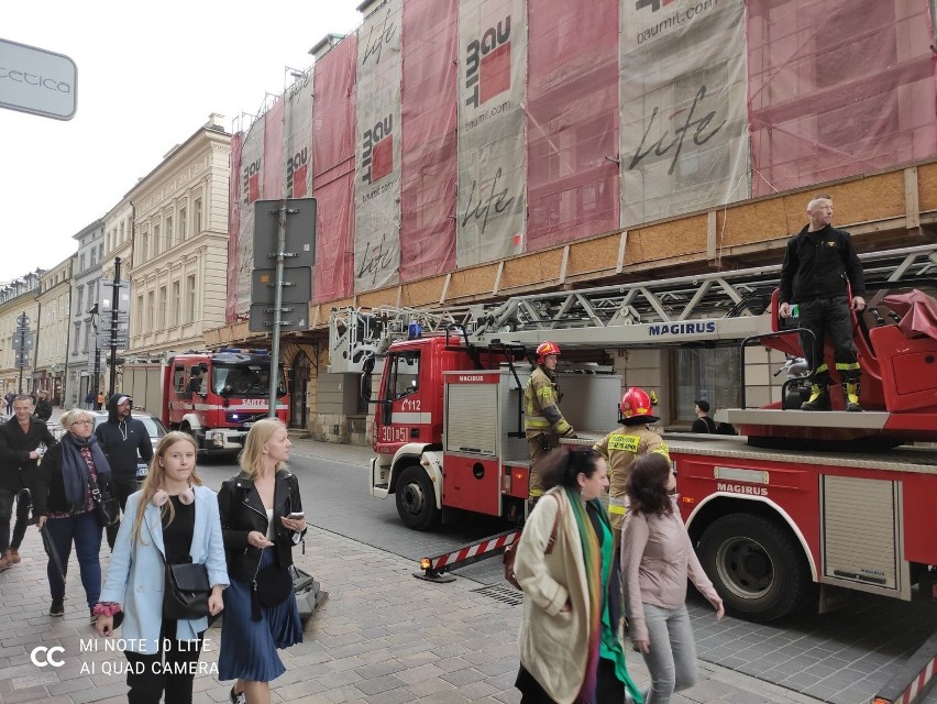 Kraków. Duża akcja straży pożarnej w centrum miasta. Z dachu unosił się dym