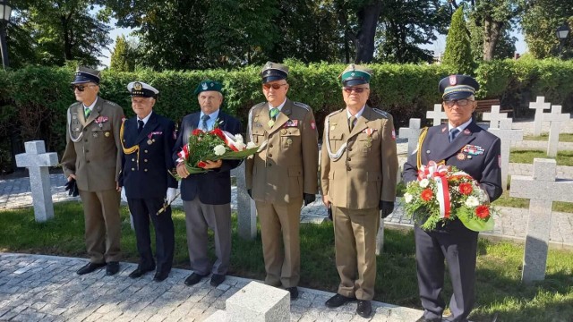 Delegacja pleszewskiego koła Związku Żołnierzy Wojska Polskiego im. Przeciwpancerniaków wzięła udział w uroczystych obchodach rocznicowych. Byłym wojskowym towarzyszyły poczty sztandarowe Szkoły Podstawowej nr 1 im. 70 Pułku Piechoty oraz Centrum Kształcenia i Wychowania OHP im. Powstańców Wielkopolskich w Pleszewie. Przedstawicielem Zarządu Rejonowego LOK był Bogumił Zbieć.