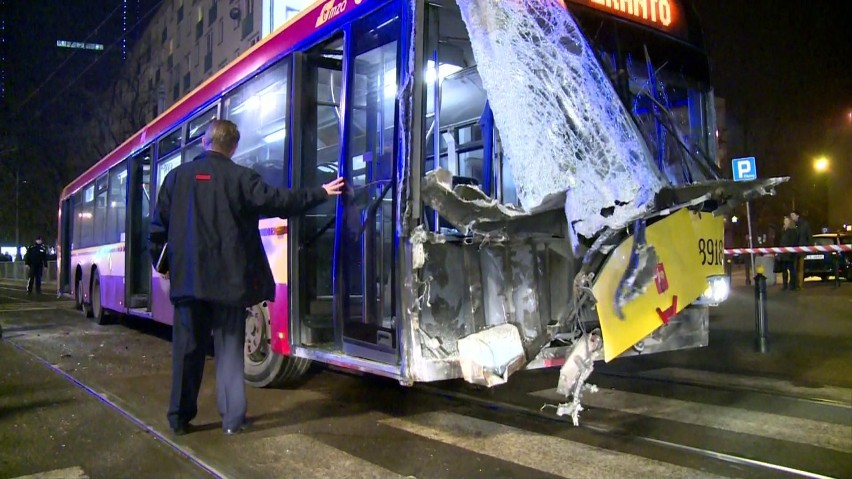 Wypadek na placu Bankowym. Autobus zderzył się z tramwajem
