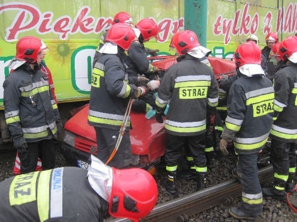 Starołęka - Samochód zmiażdżony przez tramwaj