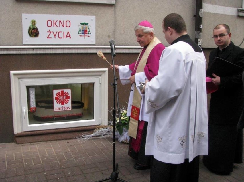 Noworodek pozostawiony w oknie życia w Ostrowie Wielkopolskim 