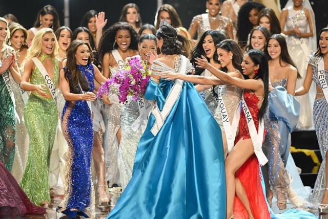 W konkursie Miss Universe wystąpiły 84 najpiękniejsze kobiety świata, które wcześniej zdobyły tytuł miss swojego kraju. Polskę reprezentowała Angelika Jurkowaniec z Namysłowa.