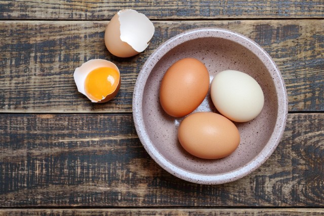 Jajka można przygotować na wiele różnych sposobów. Sprawdź w galerii, które z nich są najzdrowsze i pozwalają zachować najwięcej wartości odżywczych jajek.