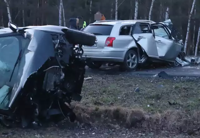 Śmiertelny wypadek po Oławą, zginął kierowca toyoty. Kierowca BMW w stanie ciężkim trafił do szpitala