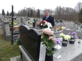 Znicz pamięci i kwiaty na grobie Żołnierza Niezłomnego w Bączalu Dolnym