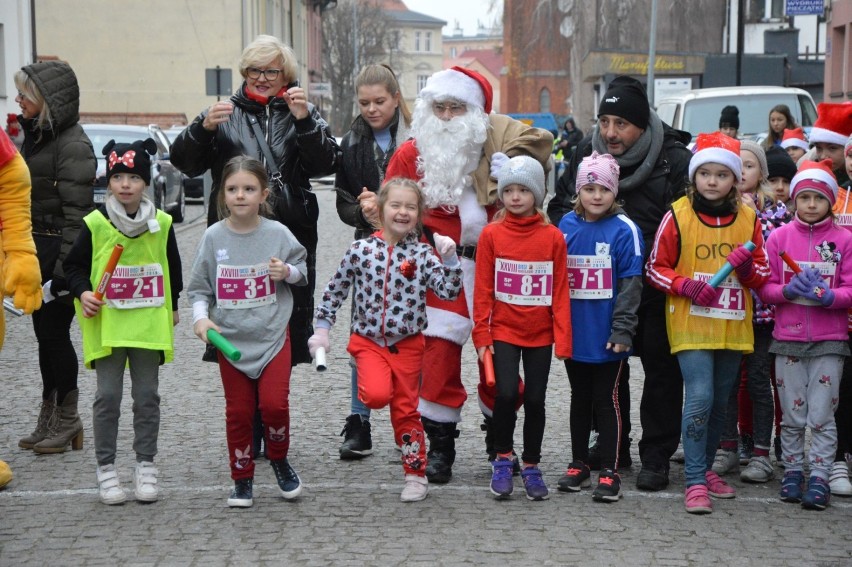 Dziewczęta z "Piątki" Barańskiej i chłopcy z "Trójki" Małeckiego wygrali XXVIII Biegi Mikołajkowe w Lęborku
