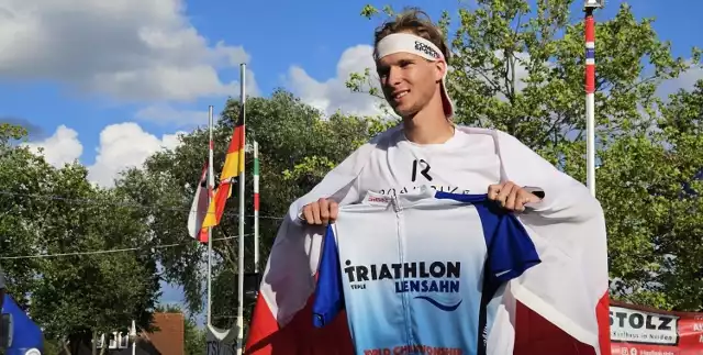 Mieszkający i trenujący w Toruniu 23-letni sportowiec jest najmłodszym triumfatorem mistrzostw świata w potrójnym ironmanie w historii. W 35 godzin przepłynął ponad 11 kilometrów, przebiegł 126, a na rowerze przejechał ponad 540. - Na końcu jedyne o czym marzyłem to normalny posiłek - zdradza Tomasz Maksymowicz.