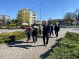 Działacze ostrołęckiej lewicy złożyli 1 maja 2023 kwiaty pod pomnikiem przy ul. Hallera