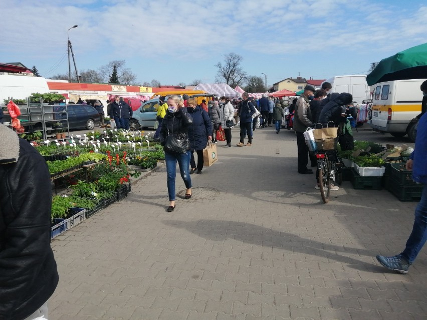 Sobotni poranek na targowisku w Skierniewicach. Dużo kupujących