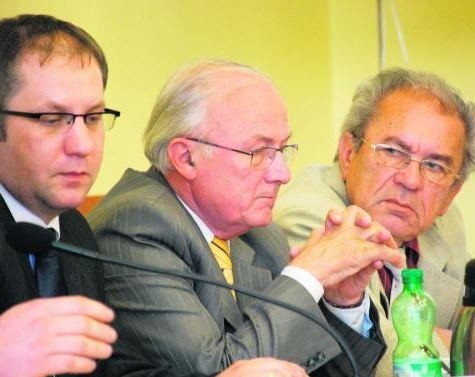 Opozycyjni radni:: Łukasz Borowiak, szef PO. Stanisław Mikołajczyk i Edward Szczucki podtrzymują zarzuty stawiane prezydentowi Tomaszowi Malepszemu