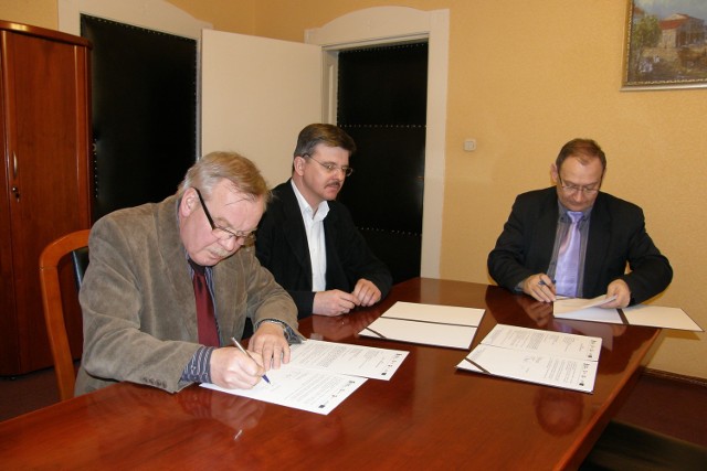 Umowę w imieniu partnerów realizacji projektu podpisali Mikołaj Szymczak, starosta jarociński, i Mirosław Drzazga, wicestorosta, a MR Manager &#8211; Ryszard Moczyński (w środku).