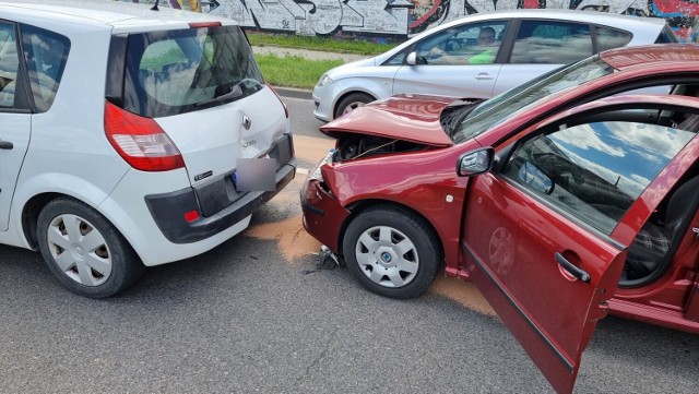 W czwartek po godzinie 14 na ulicy Zagnańskiej w Kielcach doszło do zderzenie trzech samochodów osobowych - renault scenic, skoda fabia i volvo.  Do nieszczęścia doszło na pasie w stronę dworca przy wlocie ulicy Okrzei. Ponieważ to jedna z najbardziej obciążonych ruchem ulic w Kielcach a na dodatek godziny komunikacyjnego szczytu - od razu powstały gigantyczne korki w całej okolicy.

- Z pierwszych ustaleń policjantów wynikało, że 53-latka jadąca skodą w kierunku centrum miasta nie zachowała ostrożności i najechała na tył renault. To z kolei popchnięte uderzyło w tył volvo, które zatrzymało się przed przejściem dla pieszych – przekazywał podkomisarz Karol Macek, oficer prasowy Komendy Miejskiej Policji w Kielcach. Nikomu nic się nie stało.

Zobaczcie na kolejnych slajdach zderzenie na Zagnańskie i gigantyczne korki