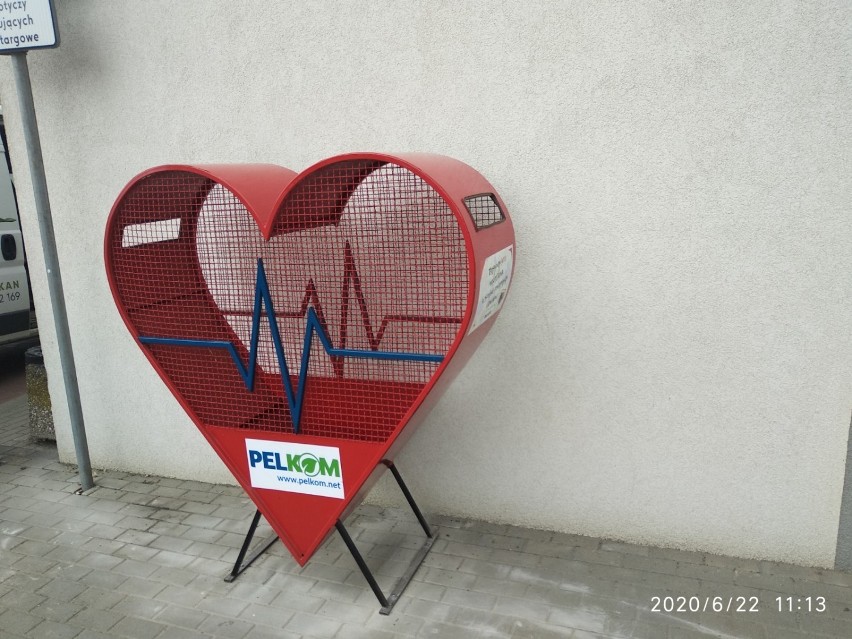 Czerwony pojemnik w kształcie serca na nakrętki jest w Pelplinie, stanął też w Gniewie - Tczew wciąż czeka