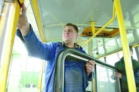 Roman Baran, mechanik MPK, tylko w tym roku wymieniał z kolegami z warsztatu  40 szyb wybitych w autobusach. FOT. Dariusz Gdesz